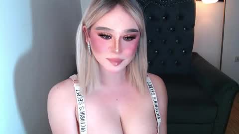 Snapshot of superh0tangelxx chatting on 10-16-25, 11:39 CARMINA online show from 10-16-25, 11:39