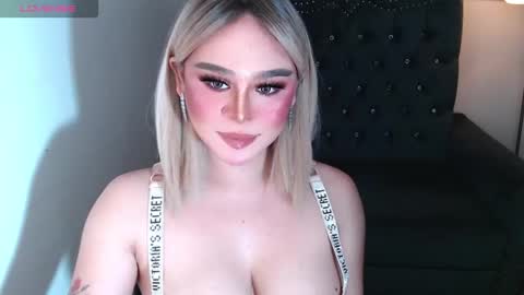 Snapshot of superh0tangelxx chatting on 10-20-25, 01:50 CARMINA online show from 10-20-25, 01:50