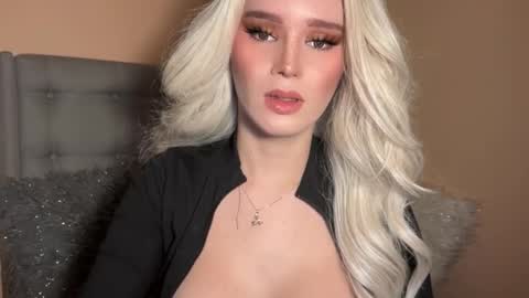 Mia online show from 01-16-25, 04:38