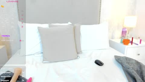 Snapshot of susanthomass chatting on 11-24-25, 11:48 susanthomass online show from 11-24-25, 11:48