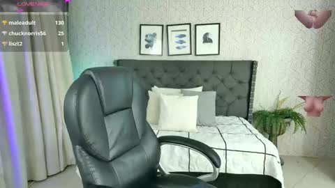 Snapshot of sussy__stone chatting on 12-23-24, 04:17 online show from 12-23-24, 04:17