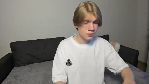 Snapshot of swag_mua chatting on 10-22-25, 09:25 Swen online show from 10-22-25, 09:25