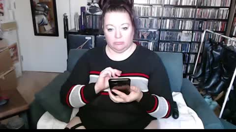 Snapshot of sweater_queen chatting on 01-21-25, 02:59 Sweater Queen online show from 01-21-25, 02:59