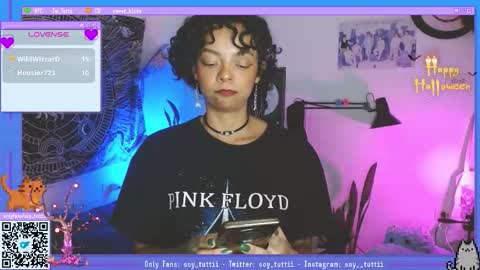 Snapshot of sweet_bluee chatting on 10-01-25, 02:28 Tutti online show from 10-01-25, 02:28