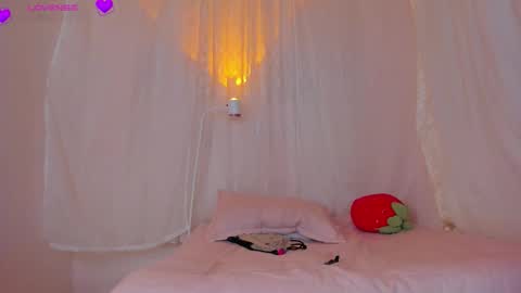 Snapshot of sweet_carine chatting on 09-13-25, 04:23 camil online show from 09-13-25, 04:23