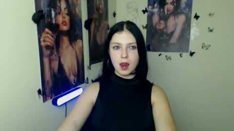 Snapshot of sweet_cherryg chatting on 10-24-25, 01:51 Ivy online show from 10-24-25, 01:51