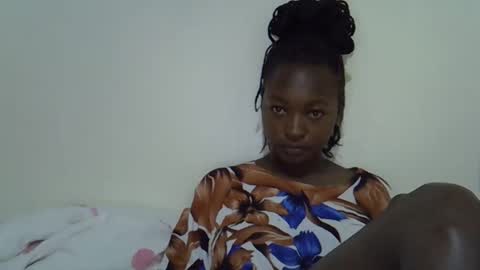 sweet_lunaz online show from 10-18-25, 09:21