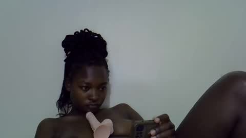 sweet_lunaz online show from 10-18-25, 09:26