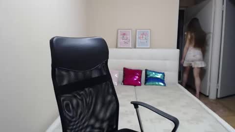 Snapshot of sweet_mood chatting on 12-19-25, 07:10 Anna online show from 12-19-25, 07:10