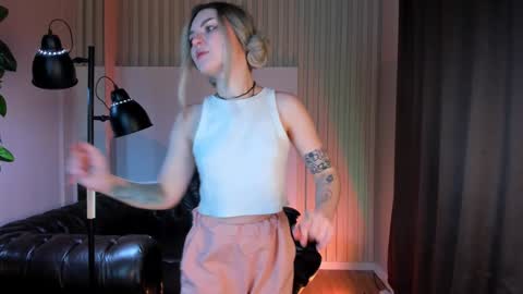 Snapshot of sweetheart_flower chatting on 01-16-25, 10:44 Kira online show from 01-16-25, 10:44