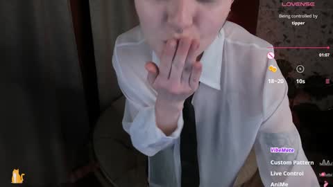 Snapshot of sweetheart_flower chatting on 01-19-25, 01:00 Kira online show from 01-19-25, 01:00