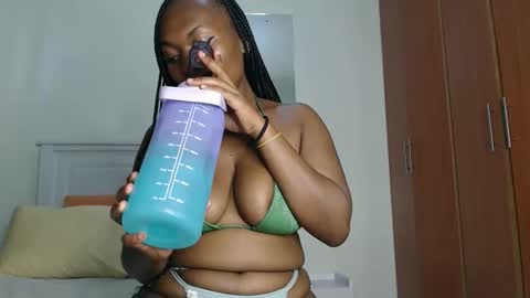 Snapshot of sweetice_01 chatting on 11-18-25, 04:28 euny online show from 11-18-25, 04:28