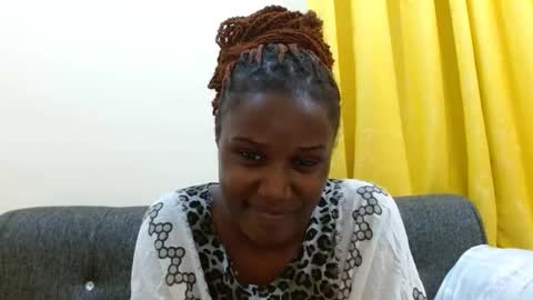 Snapshot of sweetie_coco chatting on 01-12-26, 06:35 Luciana online show from 01-12-26, 06:35