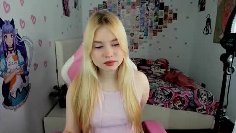 Snapshot of sweetie_mi chatting on 02-22-26, 03:10 Mia online show from 02-22-26, 03:10