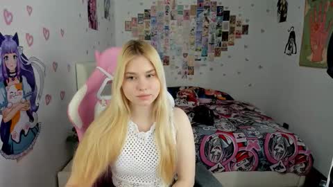 Snapshot of sweetie_mi chatting on 02-26-26, 03:11 Mia online show from 02-26-26, 03:11