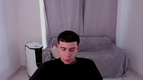 Snapshot of sweetlian_04 chatting on 02-15-25, 10:10 Lian online show from 02-15-25, 10:10