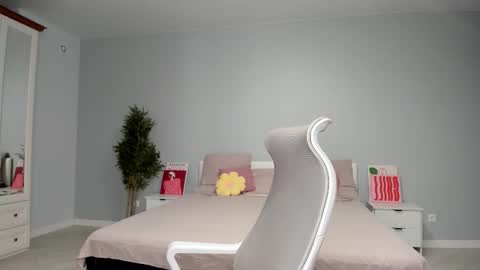 Mila online show from 11-03-25, 12:35