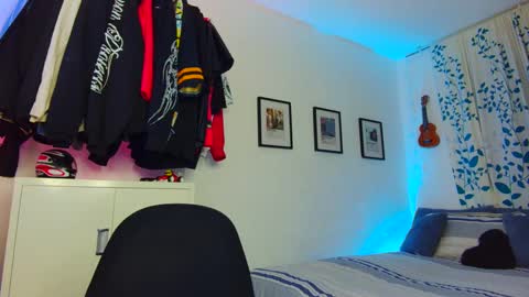 Snapshot of t0n3r chatting on 09-15-25, 01:05 TONER online show from 09-15-25, 01:05