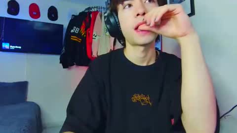 Snapshot of t0n3r chatting on 09-25-25, 01:09 TONER online show from 09-25-25, 01:09