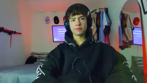 Snapshot of t0n3r chatting on 10-24-25, 01:46 TONER online show from 10-24-25, 01:46