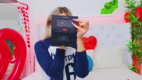 Snapshot of taahiraarabian chatting on 02-14-25, 01:40 Arianna online show from 02-14-25, 01:40