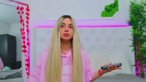 Snapshot of taahiraarabian chatting on 03-11-25, 01:23 Arianna online show from 03-11-25, 01:23