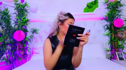 Snapshot of taahiraarabian chatting on 09-22-25, 12:29 Arianna online show from 09-22-25, 12:29