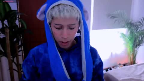 Snapshot of taichi_bluy chatting on 10-03-25, 06:27 taichi online show from 10-03-25, 06:27