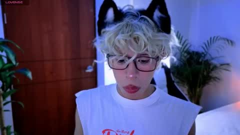 Snapshot of taichi_bluy chatting on 10-11-25, 11:31 taichi online show from 10-11-25, 11:31