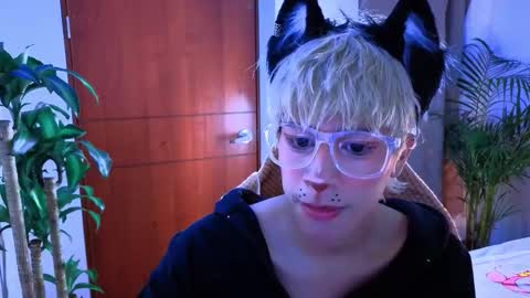 Snapshot of taichi_bluy chatting on 10-29-25, 10:50 taichi online show from 10-29-25, 10:50