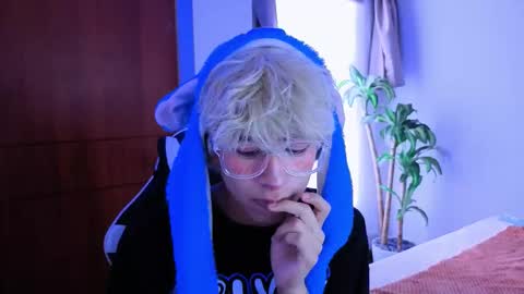 Snapshot of taichi_bluy chatting on 11-15-25, 06:15 taichi online show from 11-15-25, 06:15