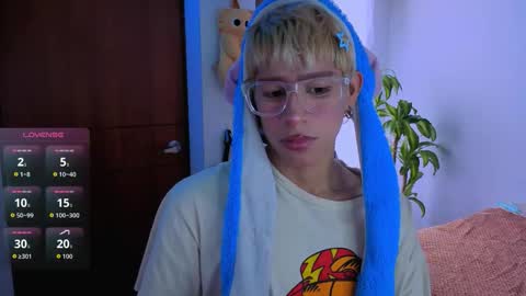 Snapshot of taichi_bluy chatting on 12-15-25, 04:00 taichi online show from 12-15-25, 04:00