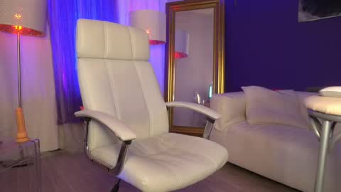 Snapshot of tais_athena chatting on 02-09-25, 04:07 Margo online show from 02-09-25, 04:07