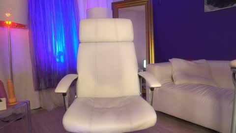 Snapshot of tais_athena chatting on 02-14-25, 11:31 Margo online show from 02-14-25, 11:31