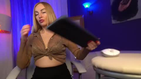 Snapshot of tais_athena chatting on 02-16-25, 03:05 Margo online show from 02-16-25, 03:05