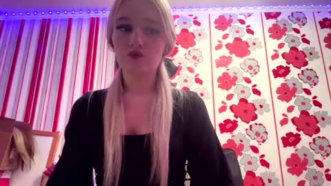 Snapshot of taitebinner chatting on 02-15-26, 06:15 Mia online show from 02-15-26, 06:15