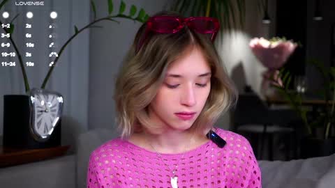 Mia online show from 01-12-25, 01:42