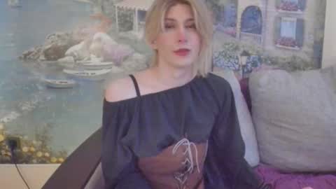 Snapshot of taka_s_paintroom chatting on 10-10-25, 05:39 Taka online show from 10-10-25, 05:39