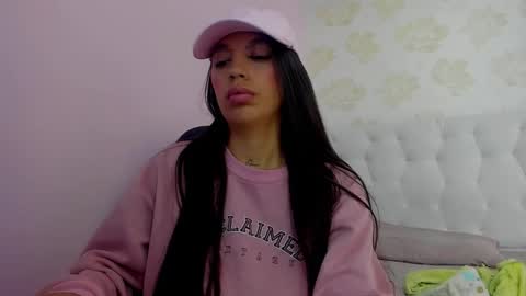 Snapshot of tatilarson chatting on 10-25-25, 01:18  TATI online show from 10-25-25, 01:18