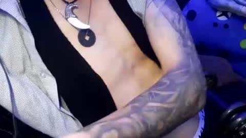 Snapshot of tattooman777 chatting on 10-17-25, 05:21 Jean pool online show from 10-17-25, 05:21