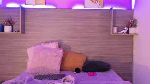 Taylor  online show from 02-15-25, 03:28