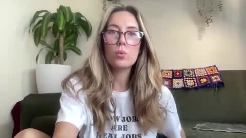 Snapshot of taylorslittlekingdom chatting on 09-16-25, 03:40 Taylor online show from 09-16-25, 03:40