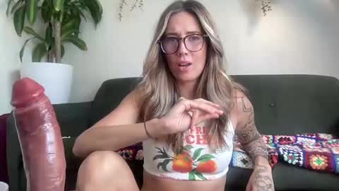 Snapshot of taylorslittlekingdom chatting on 09-17-25, 02:46 Taylor online show from 09-17-25, 02:46