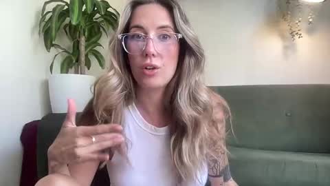 Snapshot of taylorslittlekingdom chatting on 10-08-25, 01:14 Taylor online show from 10-08-25, 01:14