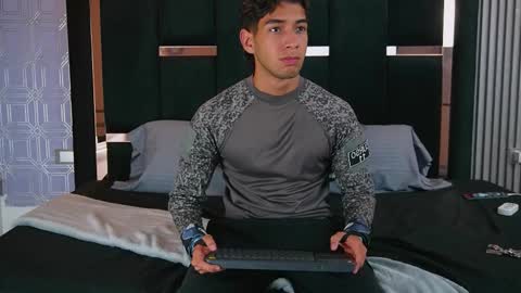 Snapshot of taylorsmiths_ chatting on 11-25-25, 03:06 taylorsmiths_ online show from 11-25-25, 03:06