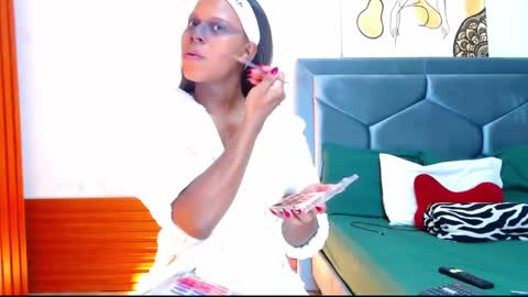 Snapshot of tayra1 chatting on 10-24-25, 03:03 Tayra... online show from 10-24-25, 03:03