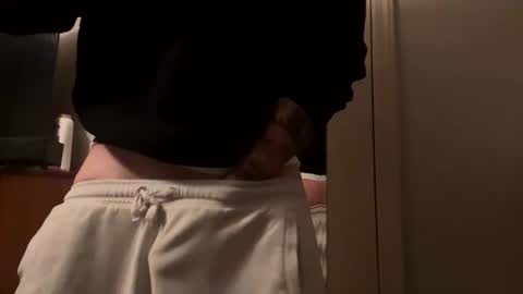 Snapshot of teejm chatting on 10-10-25, 02:21 Twizzler online show from 10-10-25, 02:21