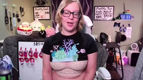 Pixie and Tentacle Overlord online show from 12-04-24, 10:19