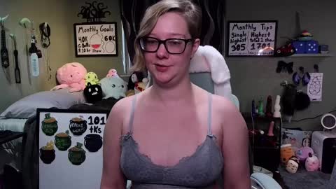 Pixie and Tentacle Overlord online show from 03-10-25, 10:13