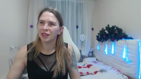 Snapshot of tessadaybreak chatting on 12-14-25, 08:02 tessadaybreak online show from 12-14-25, 08:02